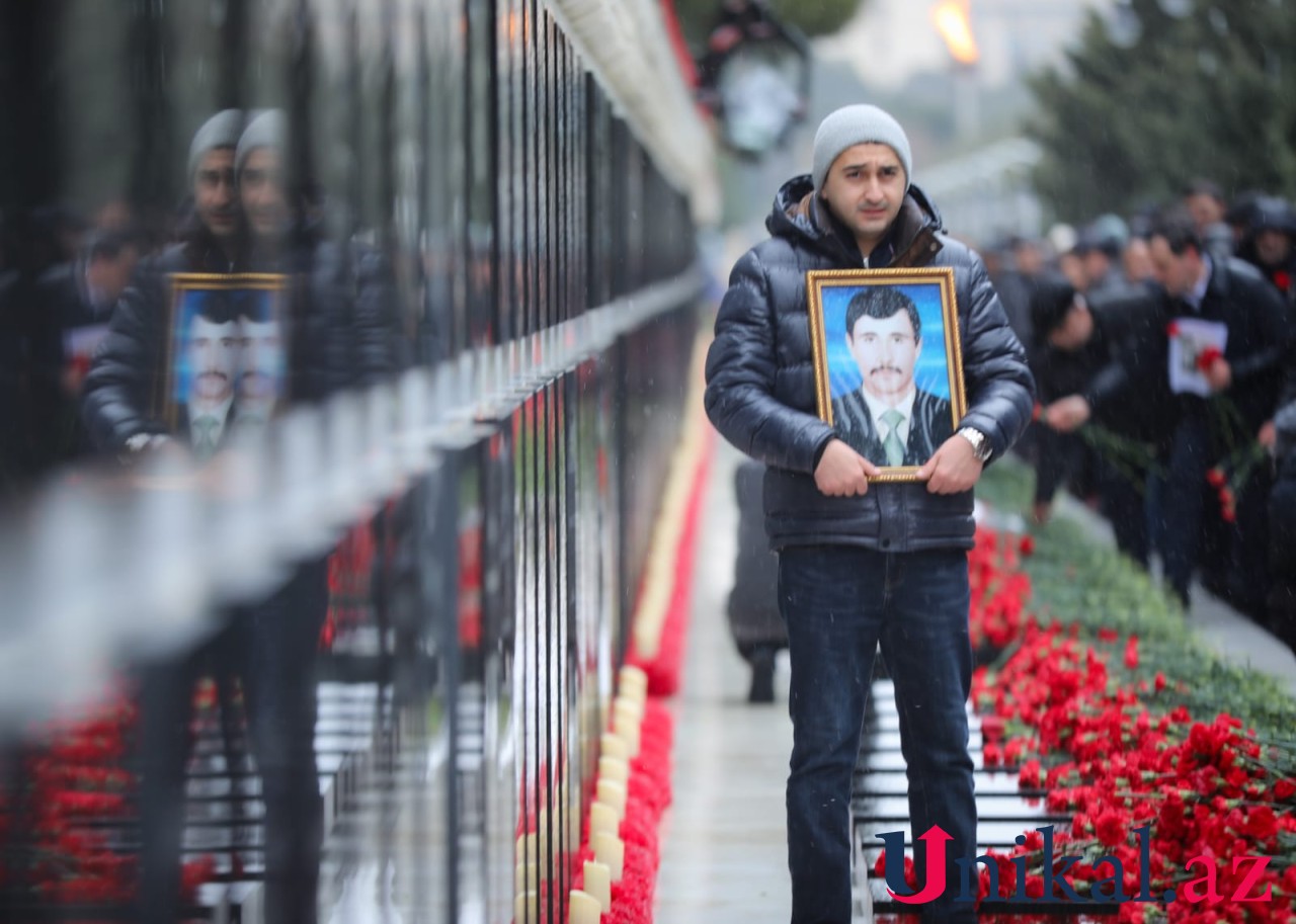 Xalq şəhidlərini ziyarət edir - FOTOLAR